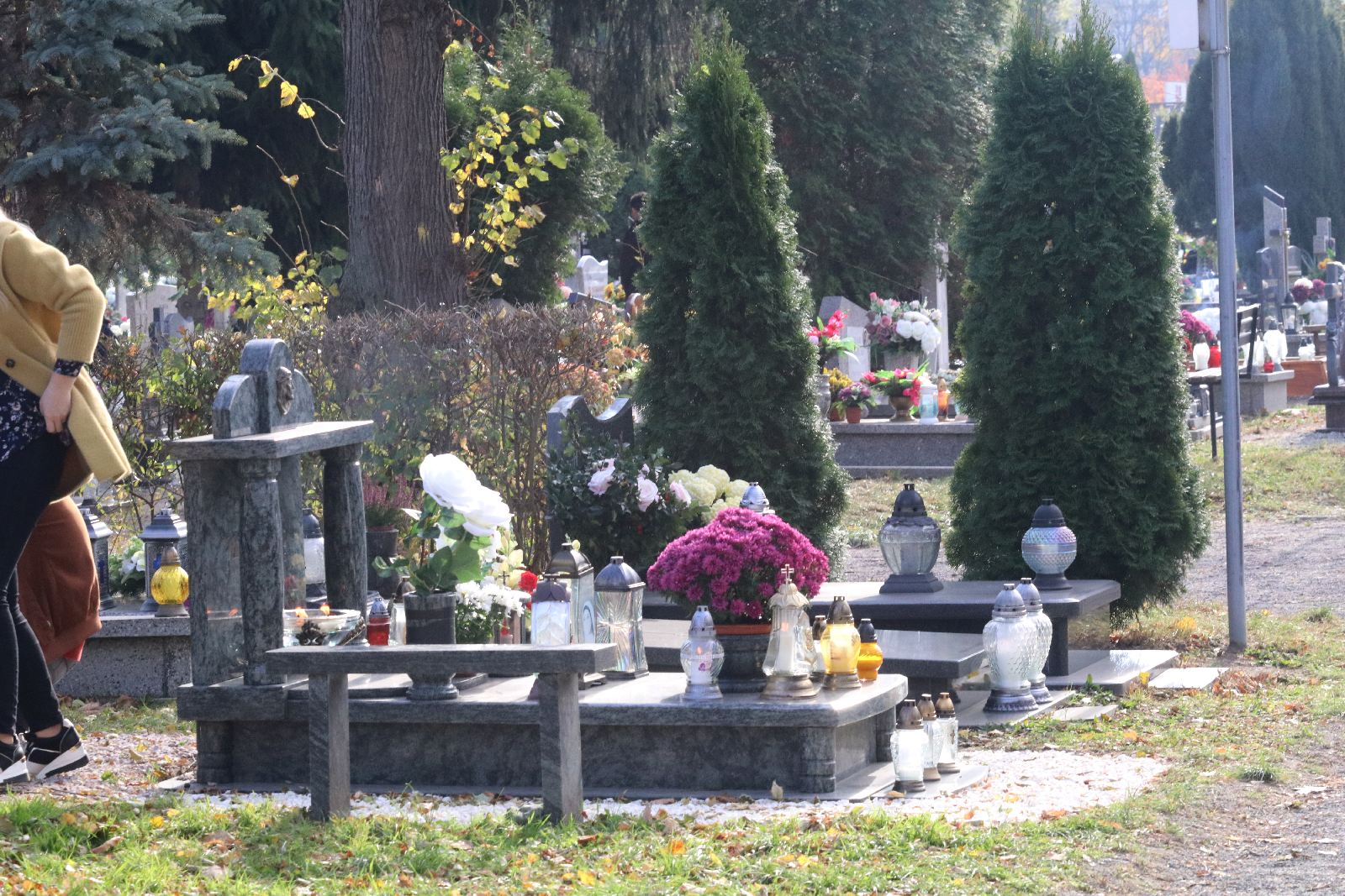 Legnicki cmentarz w dniu Wszystkich Świętych