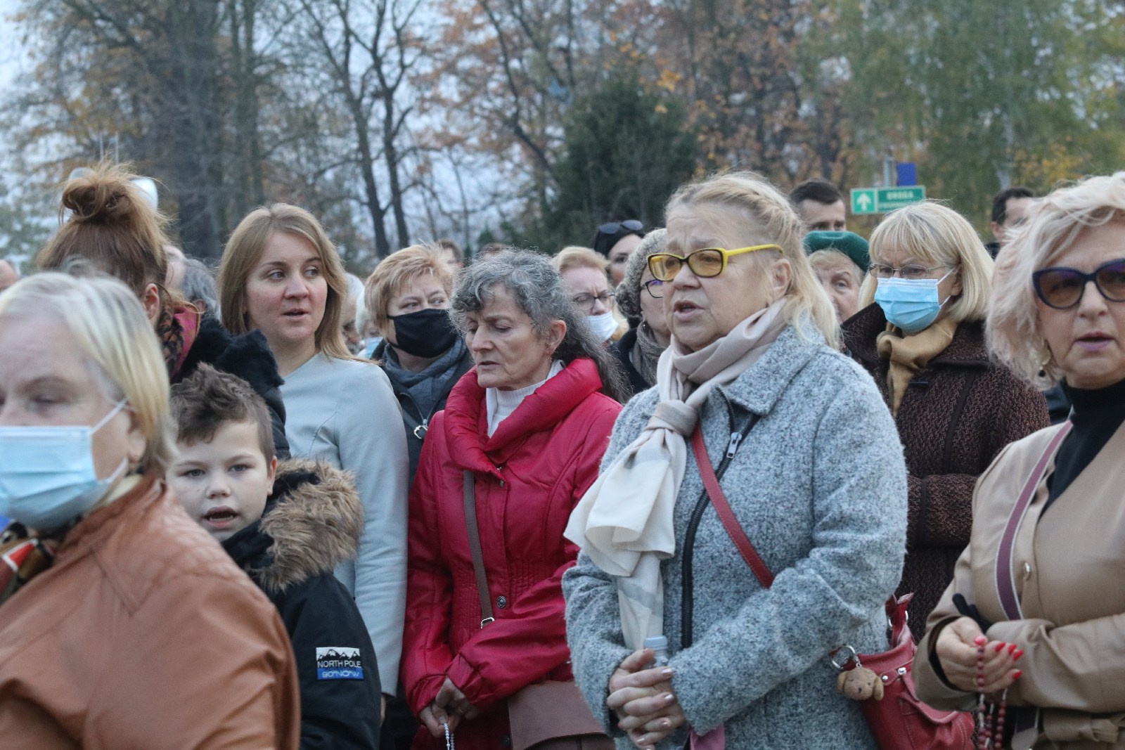 Procesja wiernych przeszła przez legnicki cmentarz
