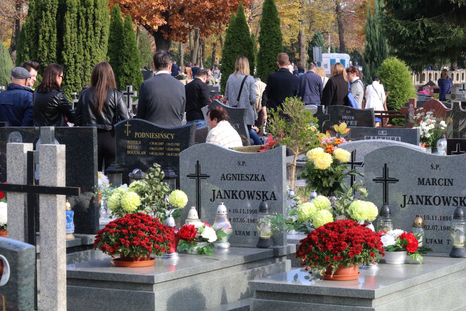 Legnicki cmentarz w dniu Wszystkich Świętych