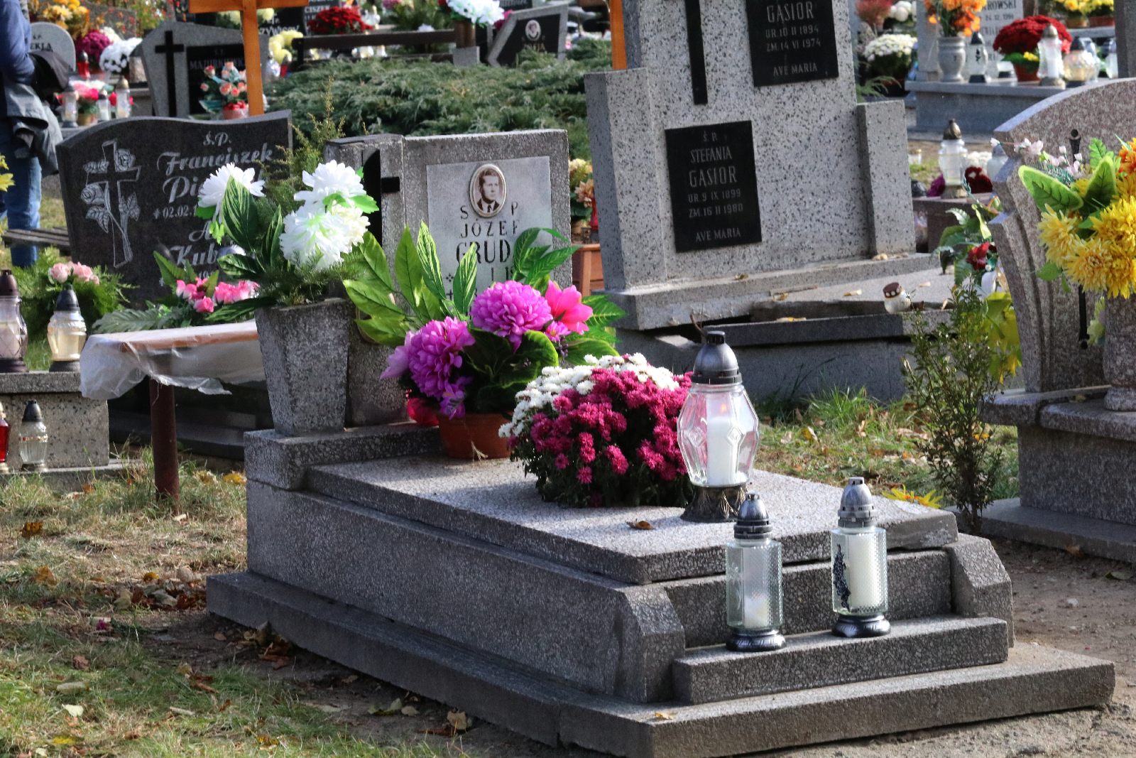 Legnicki cmentarz w dniu Wszystkich Świętych