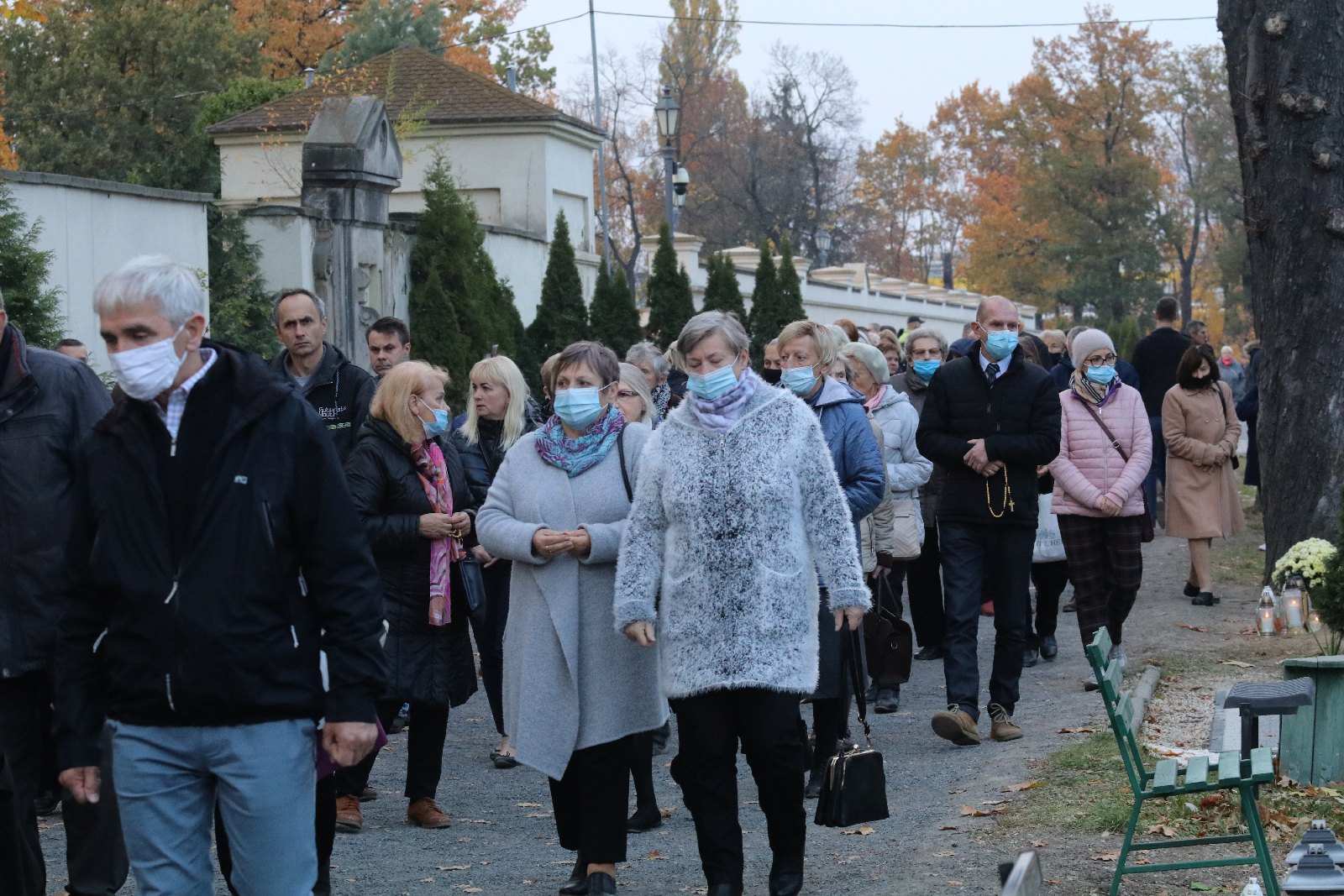 Procesja wiernych przeszła przez legnicki cmentarz
