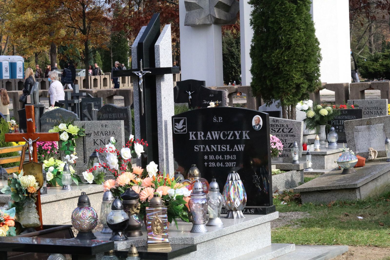 Legnicki cmentarz w dniu Wszystkich Świętych