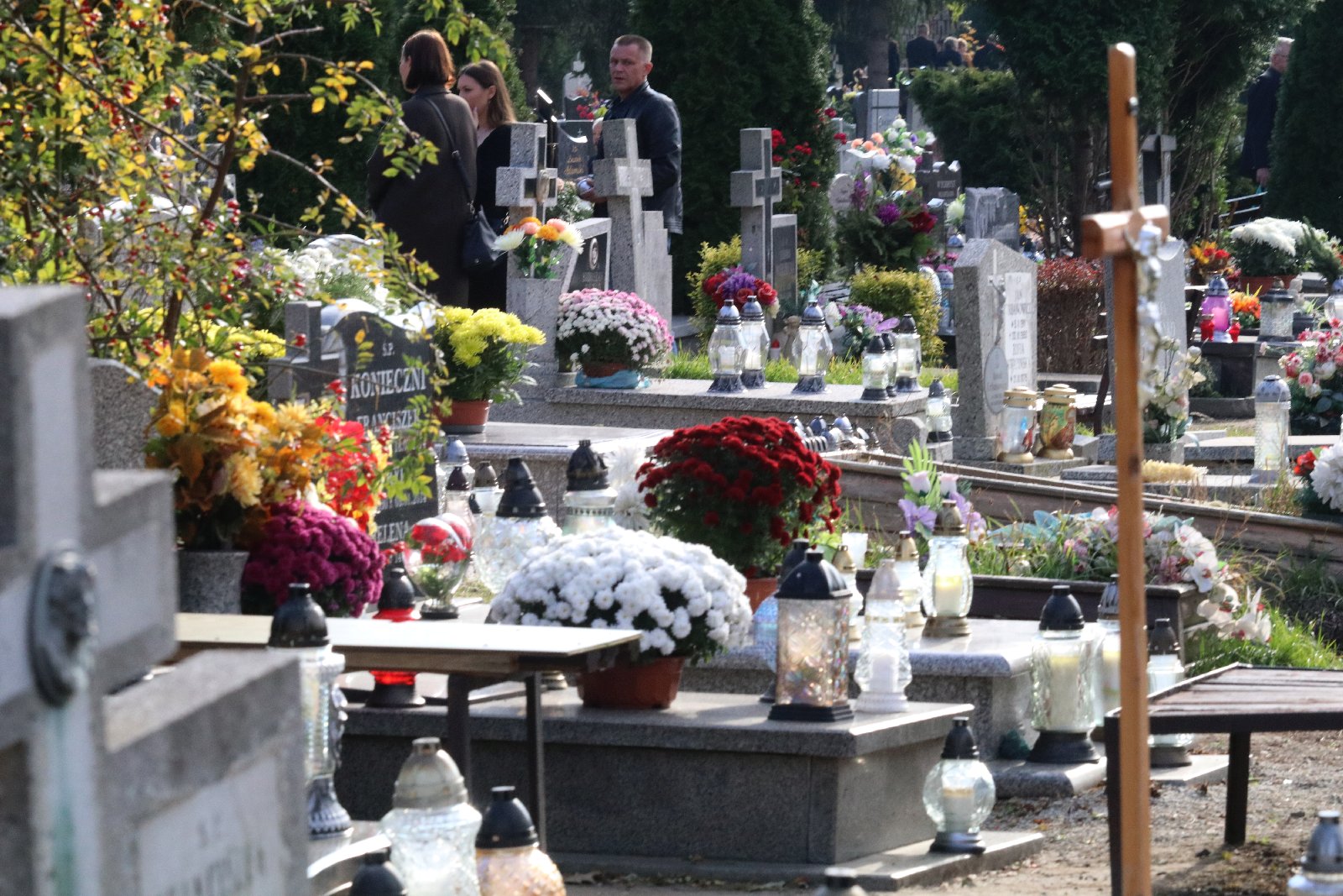 Legnicki cmentarz w dniu Wszystkich Świętych