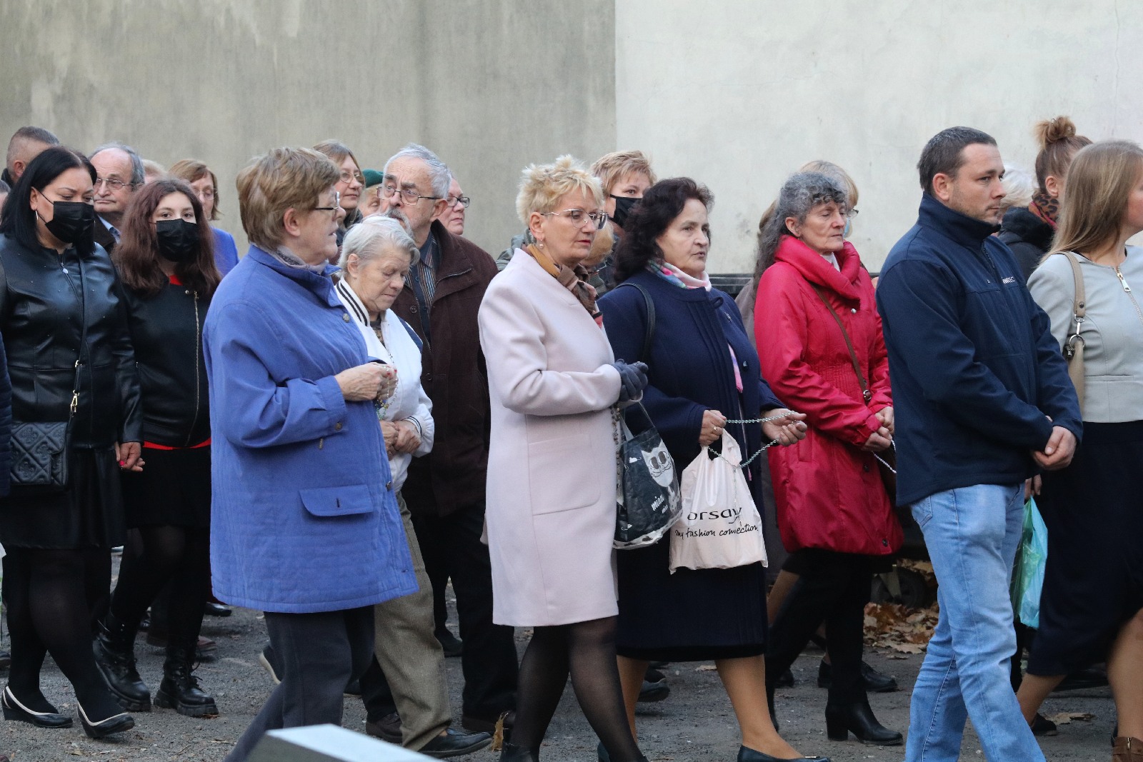 Procesja wiernych przeszła przez legnicki cmentarz
