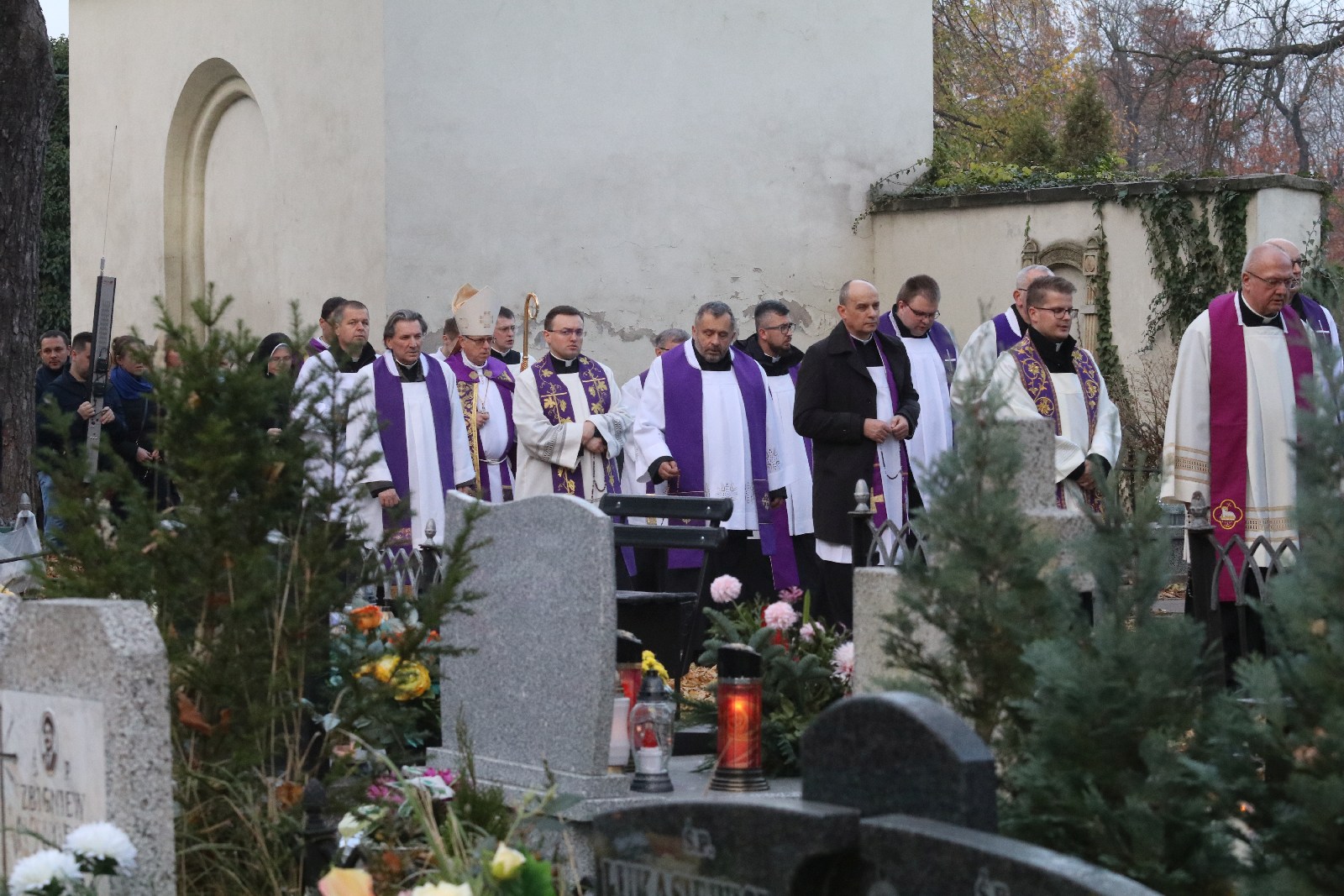 Procesja wiernych przeszła przez legnicki cmentarz

