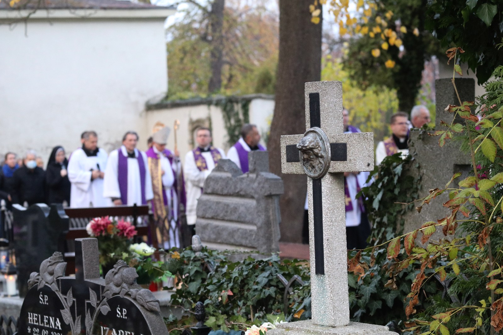 Procesja wiernych przeszła przez legnicki cmentarz
