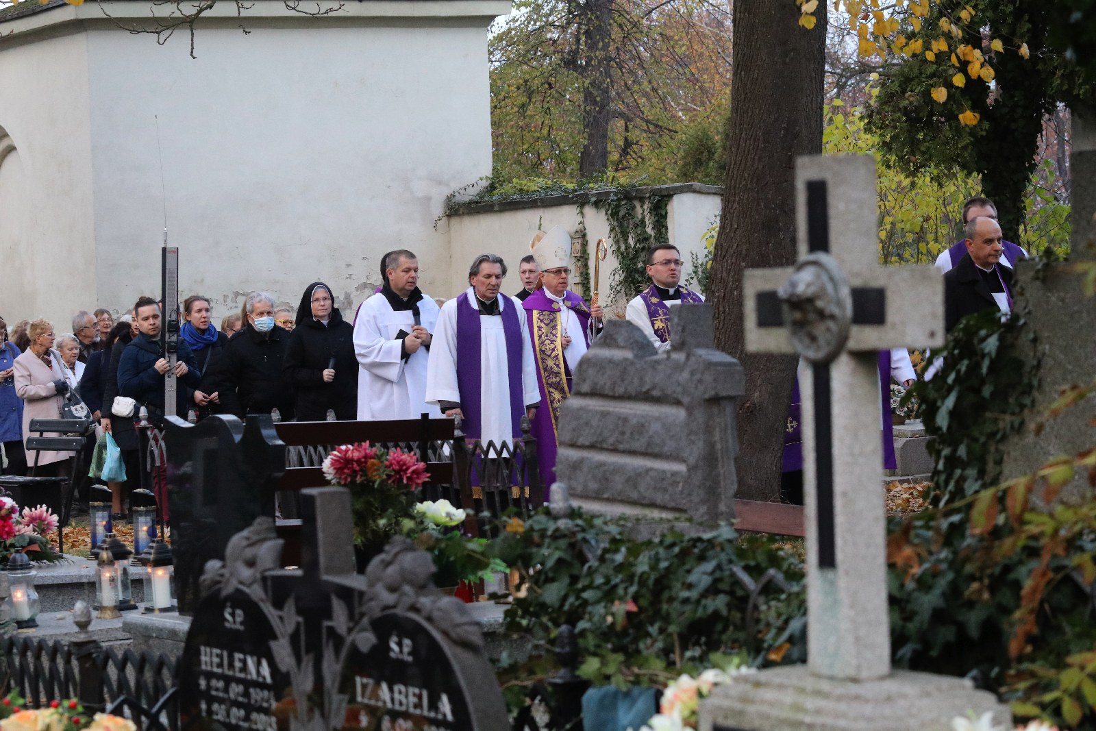 Procesja wiernych przeszła przez legnicki cmentarz
