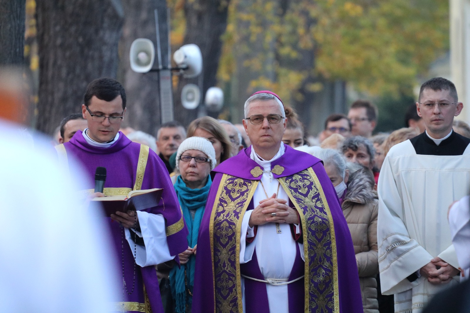 Procesja wiernych przeszła przez legnicki cmentarz

