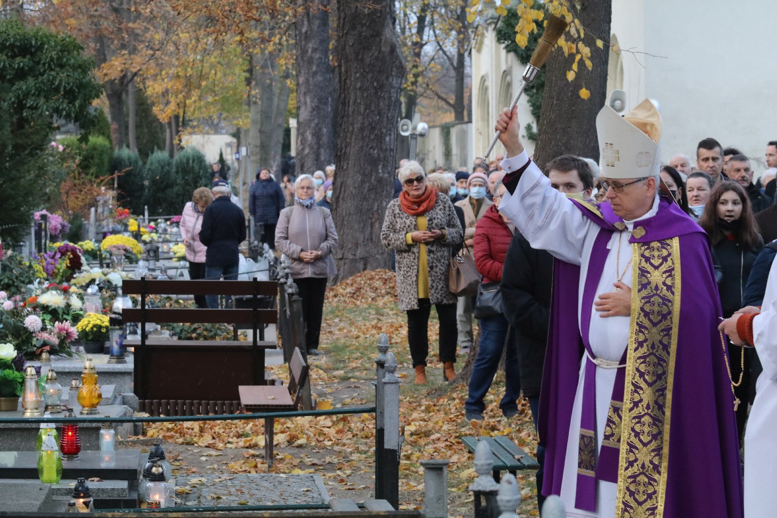 Procesja wiernych przeszła przez legnicki cmentarz
