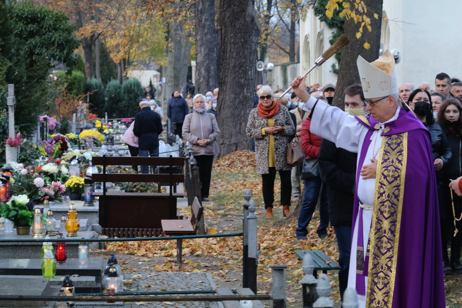 Procesja wiernych przeszła przez legnicki cmentarz
