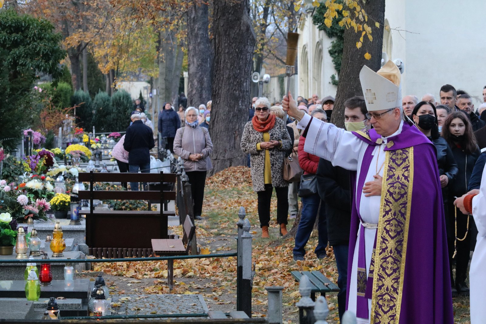 Procesja wiernych przeszła przez legnicki cmentarz
