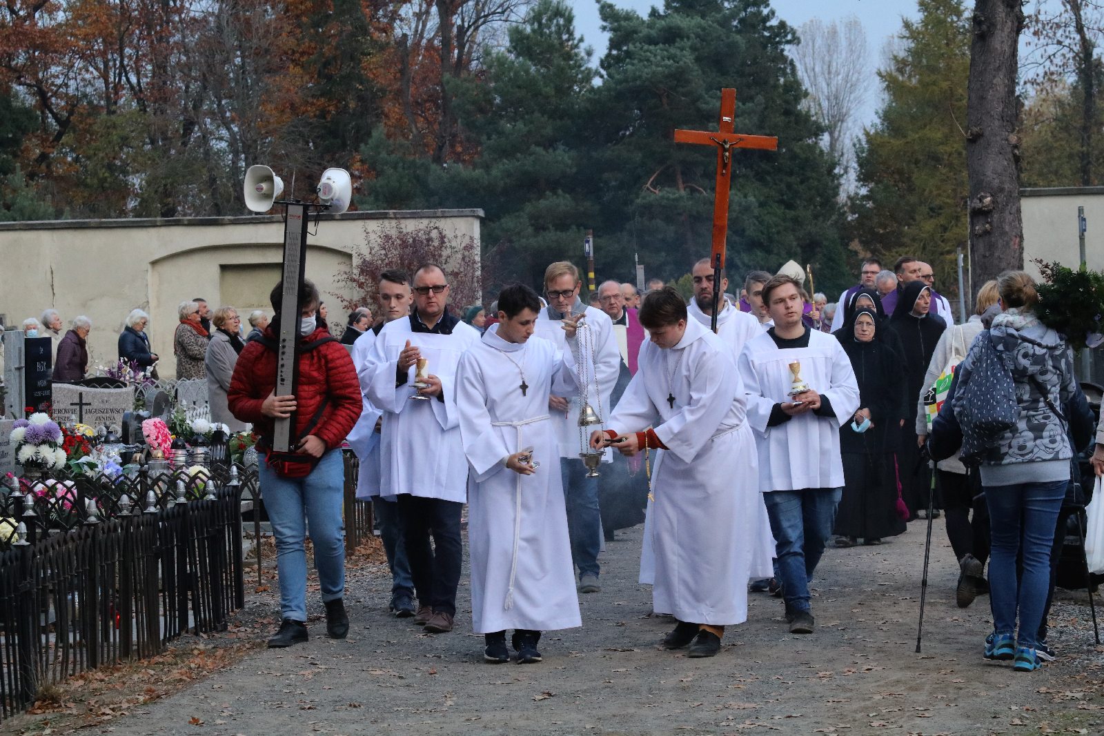 Procesja wiernych przeszła przez legnicki cmentarz
