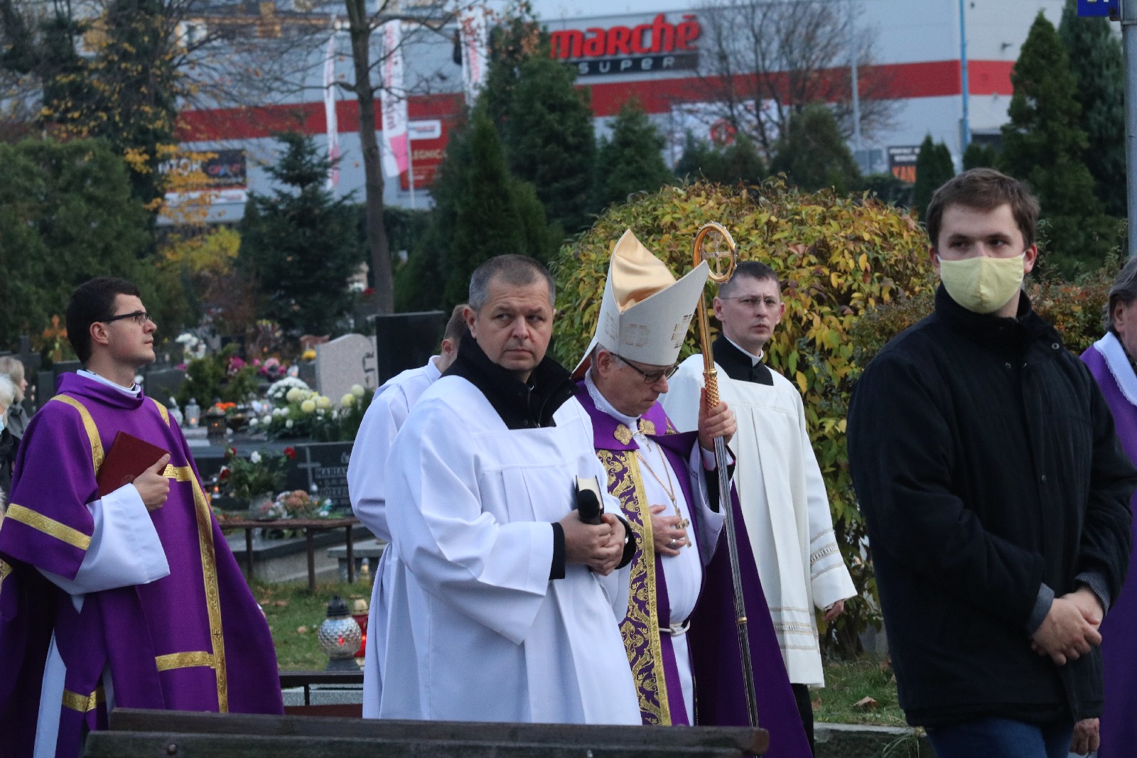 Procesja wiernych przeszła przez legnicki cmentarz
