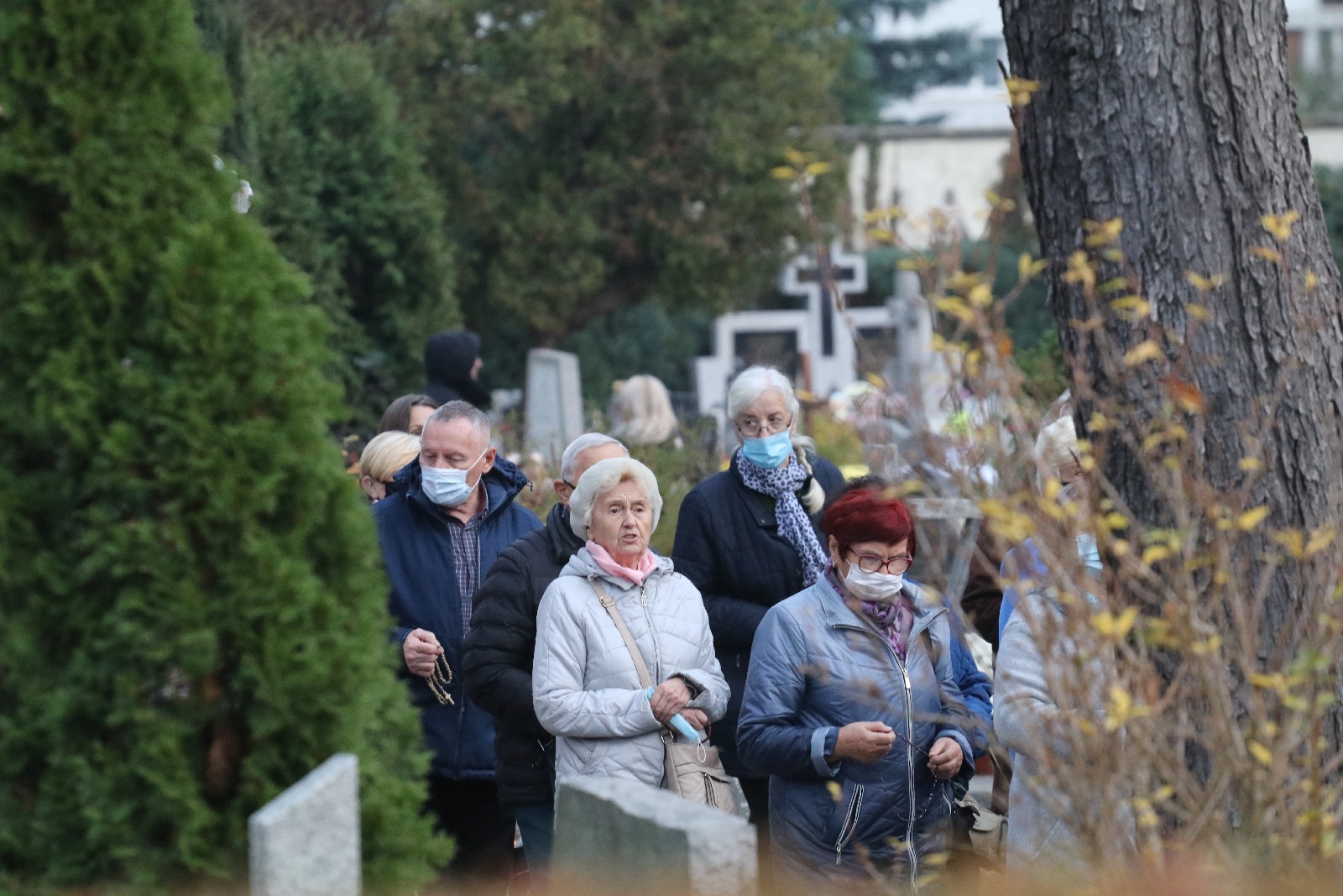 Procesja wiernych przeszła przez legnicki cmentarz
