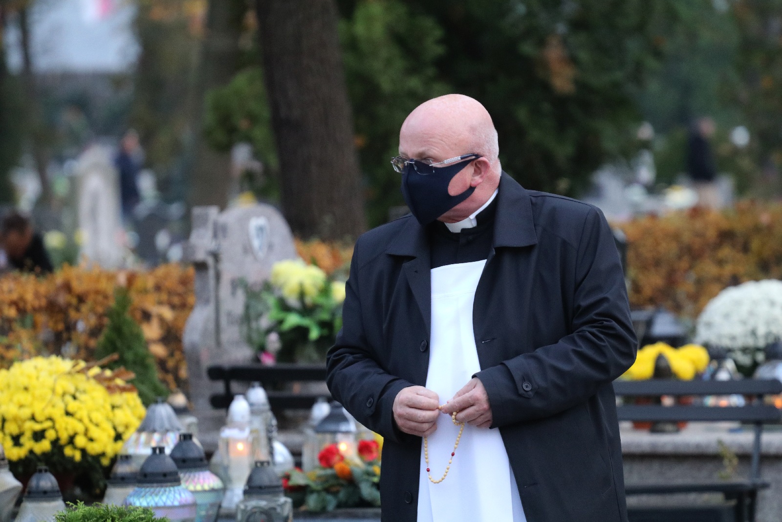 Procesja wiernych przeszła przez legnicki cmentarz
