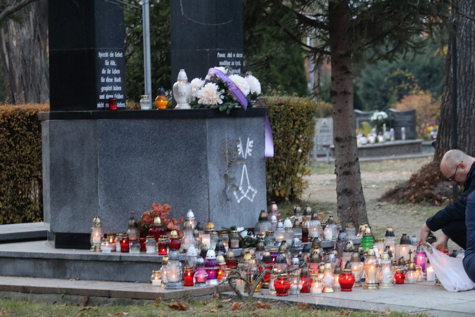 Procesja wiernych przeszła przez legnicki cmentarz
