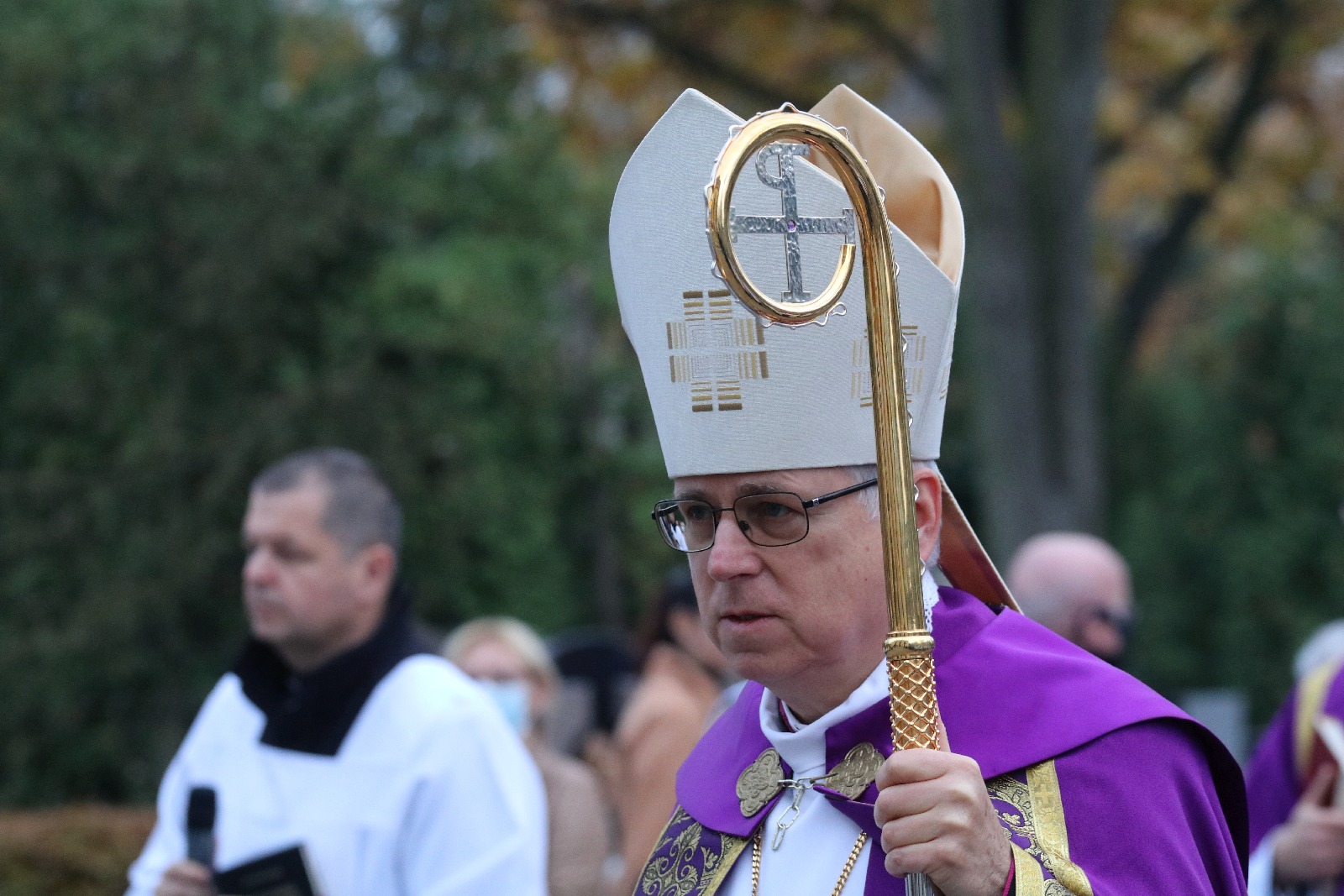 Procesja wiernych przeszła przez legnicki cmentarz
