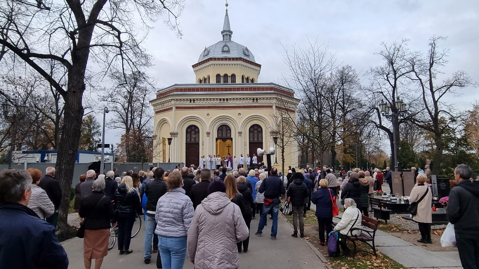 Procesja wiernych przeszła przez legnicki cmentarz
