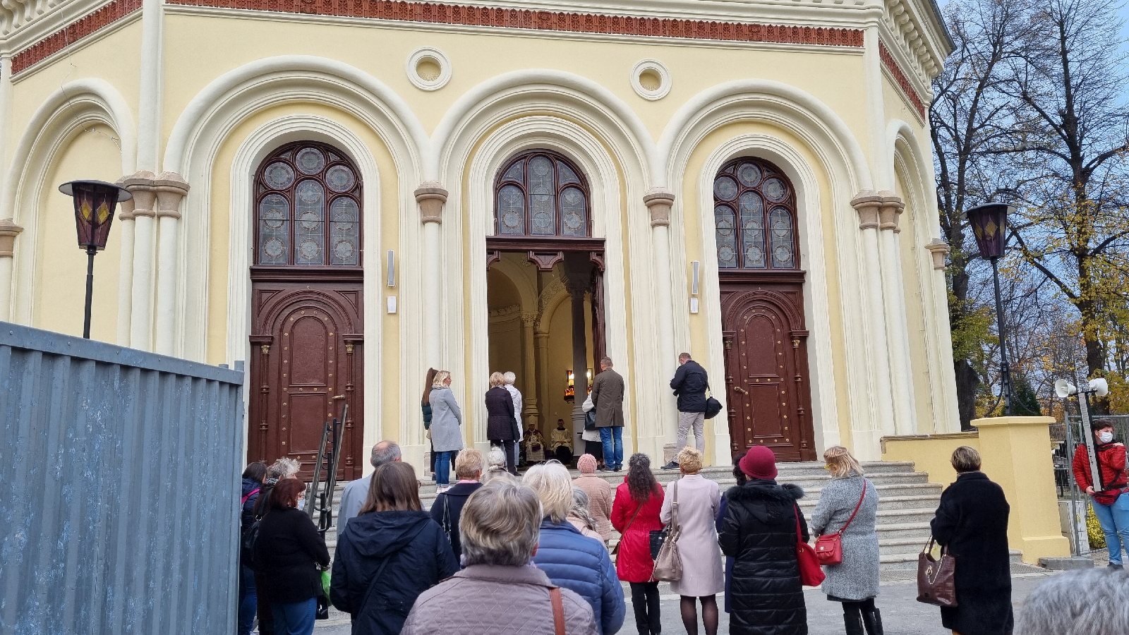 Procesja wiernych przeszła przez legnicki cmentarz
