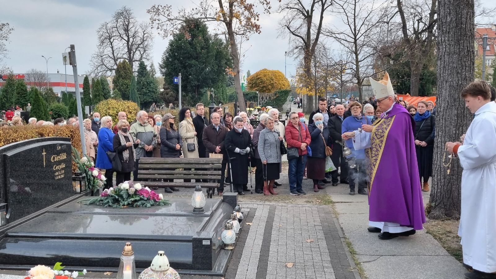 Procesja wiernych przeszła przez legnicki cmentarz
