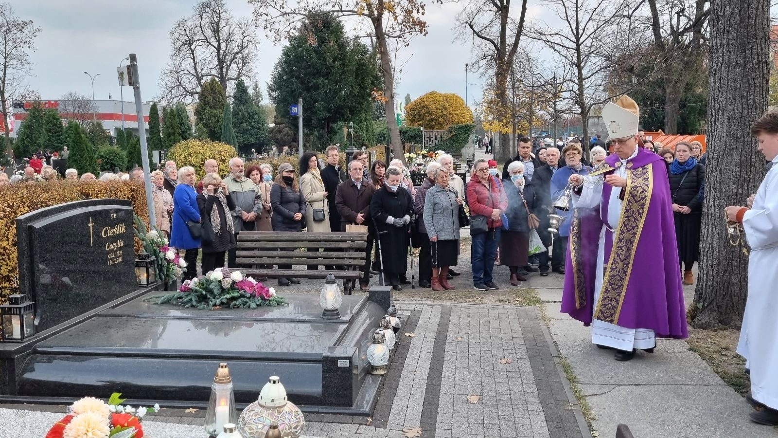 Procesja wiernych przeszła przez legnicki cmentarz
