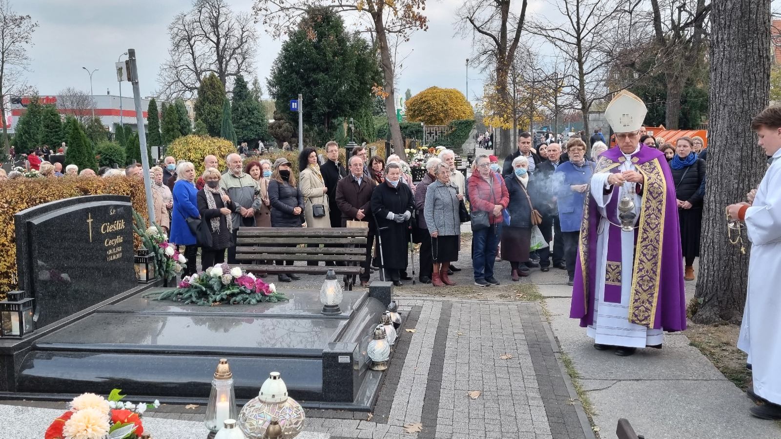 Procesja wiernych przeszła przez legnicki cmentarz
