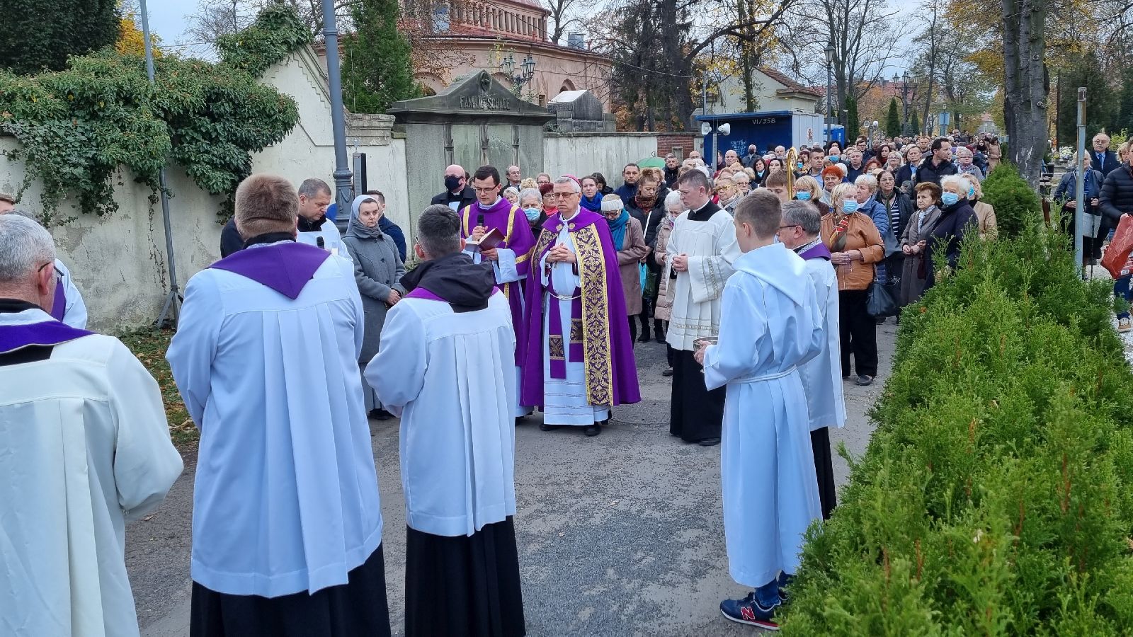 Procesja wiernych przeszła przez legnicki cmentarz
