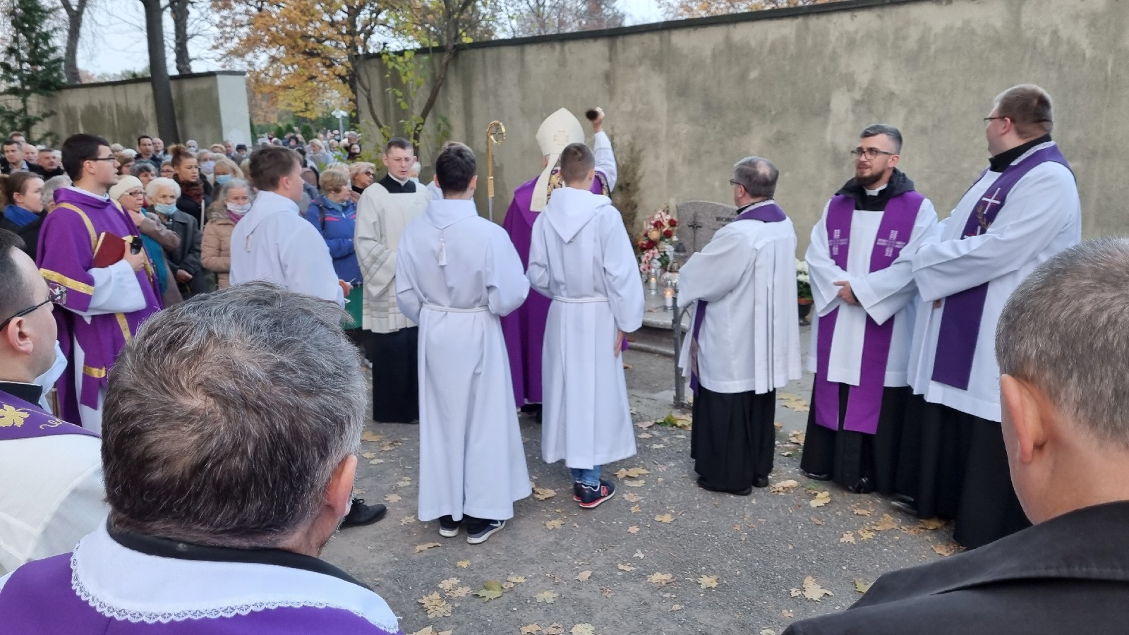 Procesja wiernych przeszła przez legnicki cmentarz
