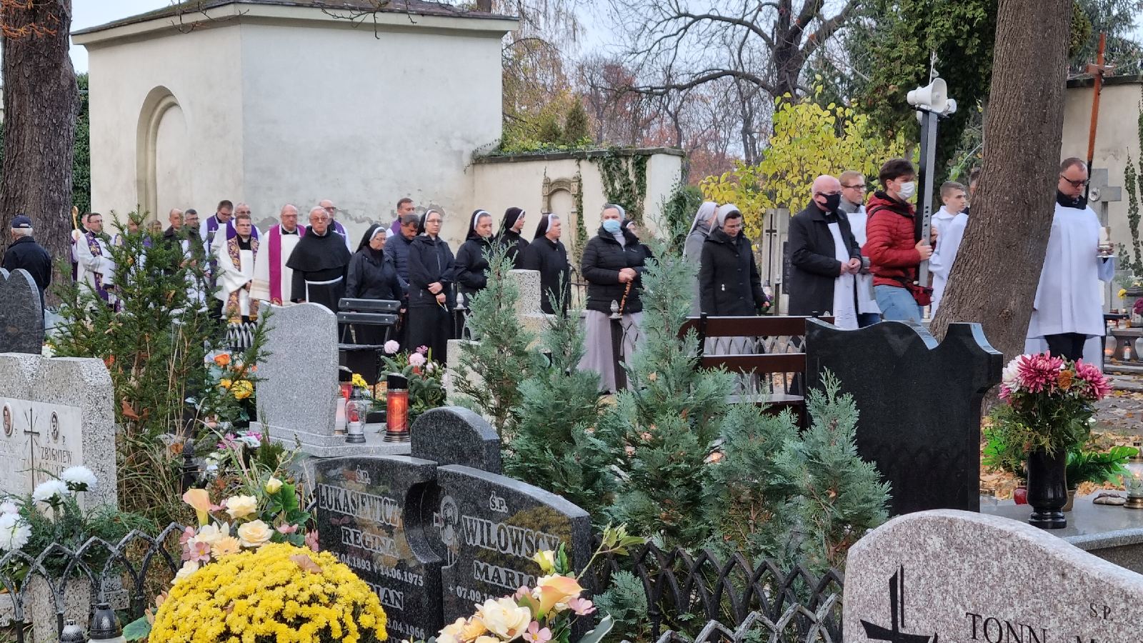 Procesja wiernych przeszła przez legnicki cmentarz
