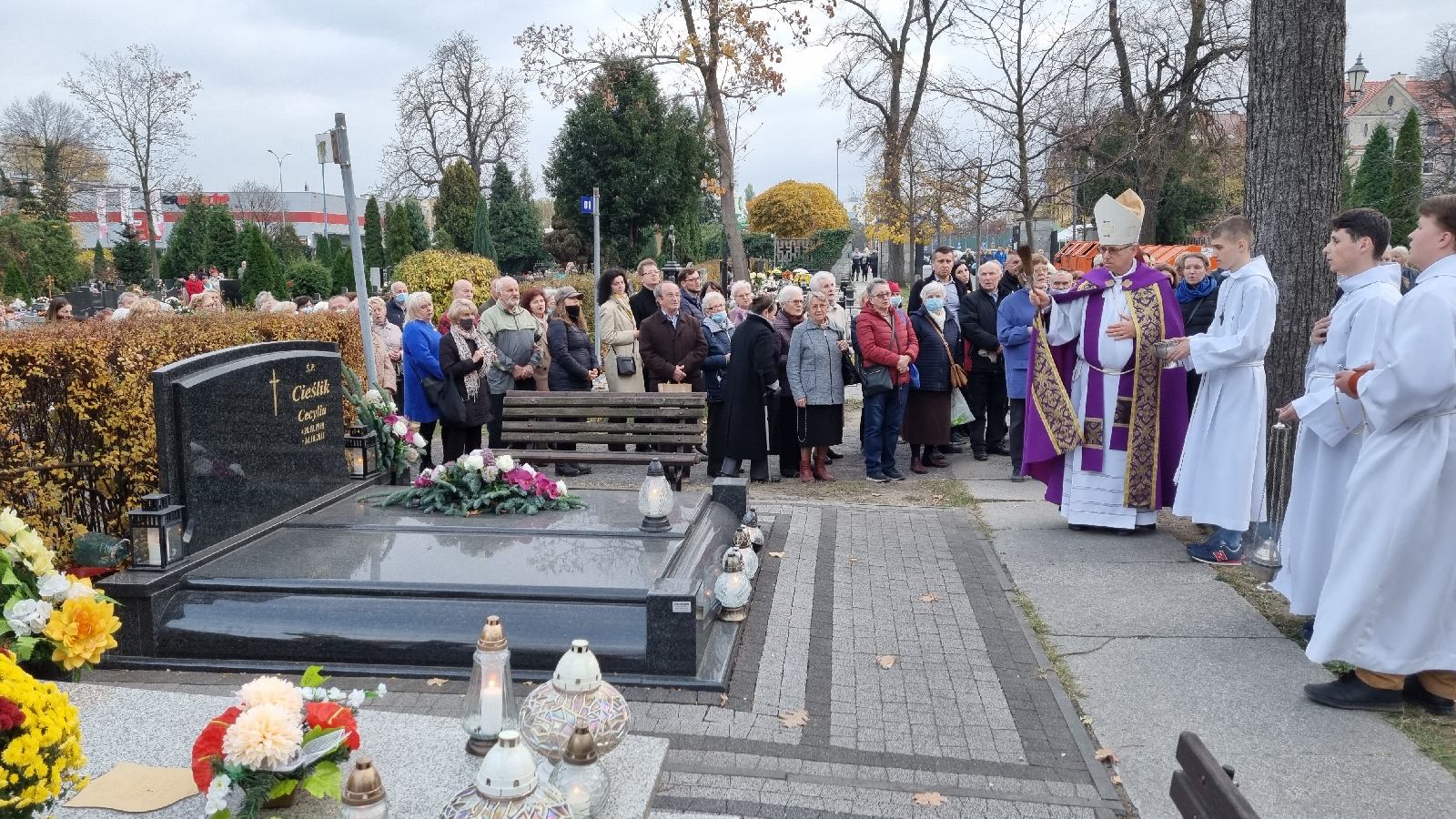 Procesja wiernych przeszła przez legnicki cmentarz
