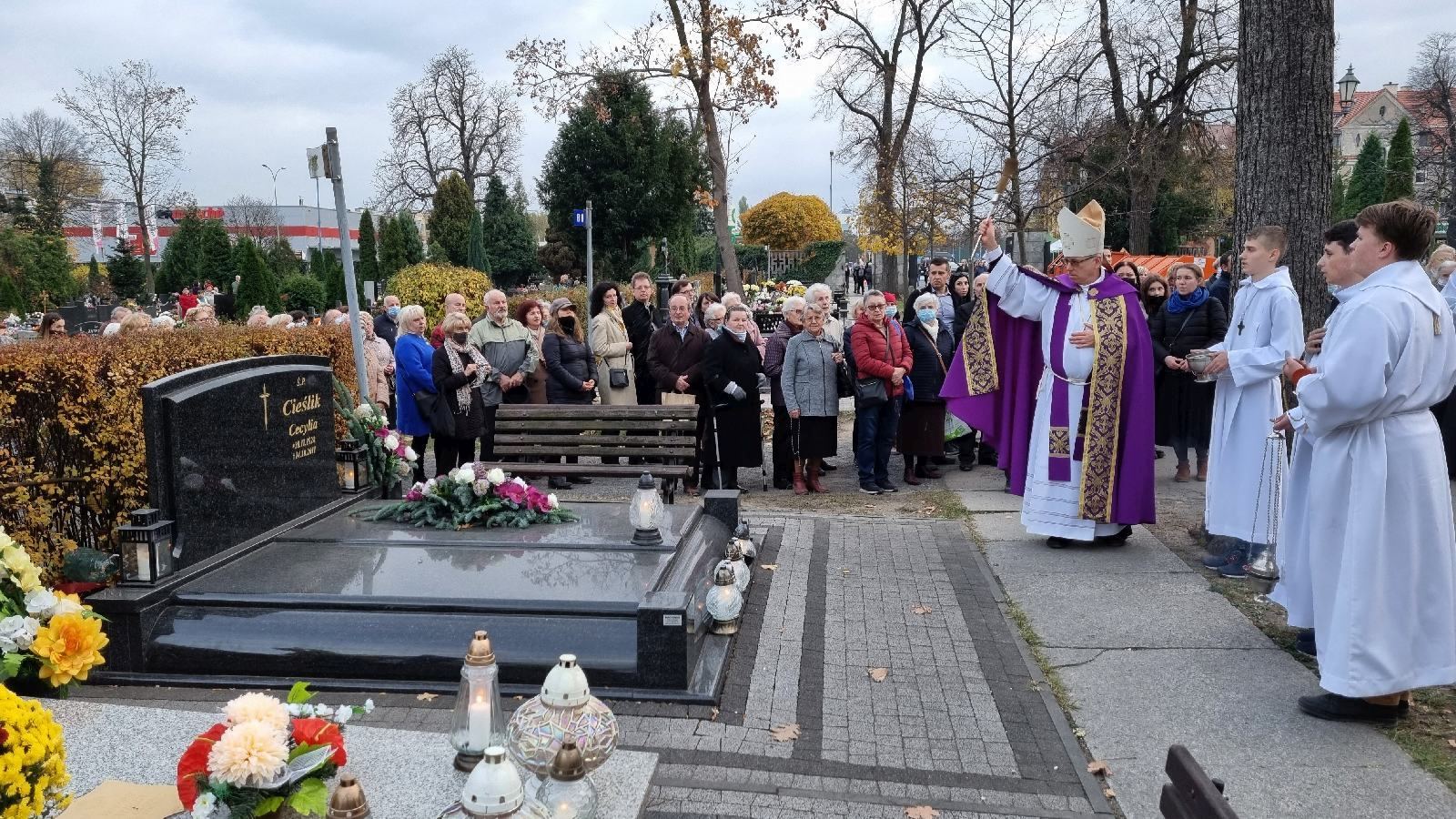 Procesja wiernych przeszła przez legnicki cmentarz
