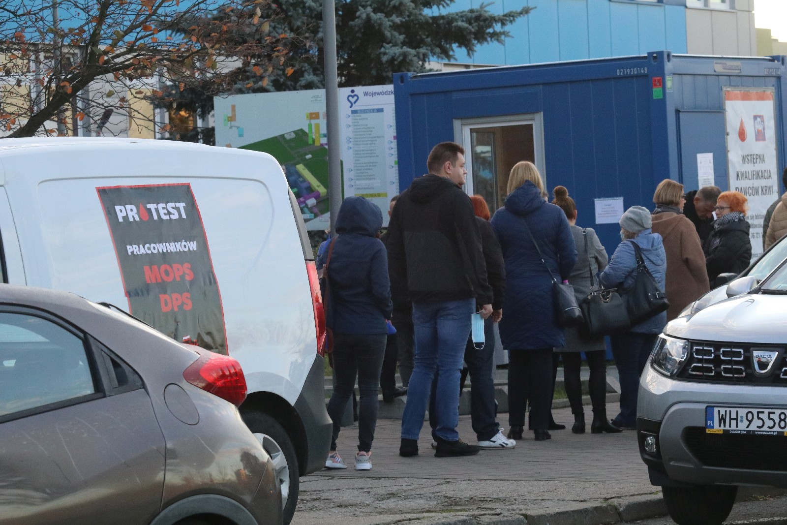 Pracownicy legnickiego MOPS-u i DPS-u protestują oddając krew