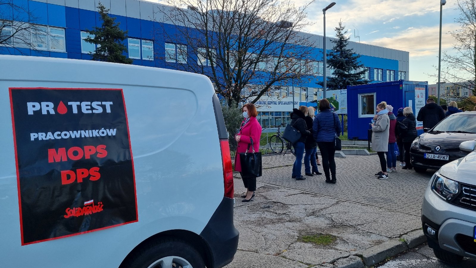 Pracownicy legnickiego MOPS-u i DPS-u protestują oddając krew