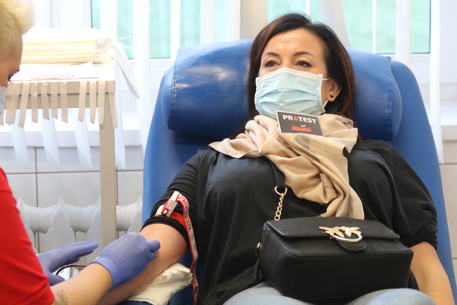 Pracownicy legnickiego MOPS-u i DPS-u protestują oddając krew