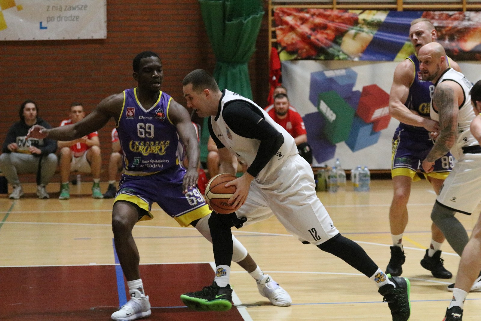 Koszykarze Basketu wygrali we własnej hali z Chrobrym