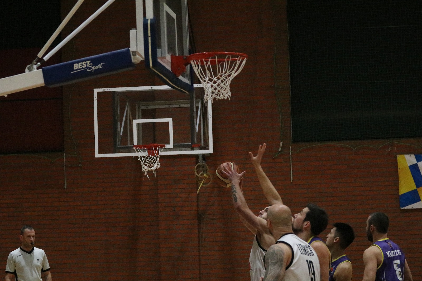 Koszykarze Basketu wygrali we własnej hali z Chrobrym
