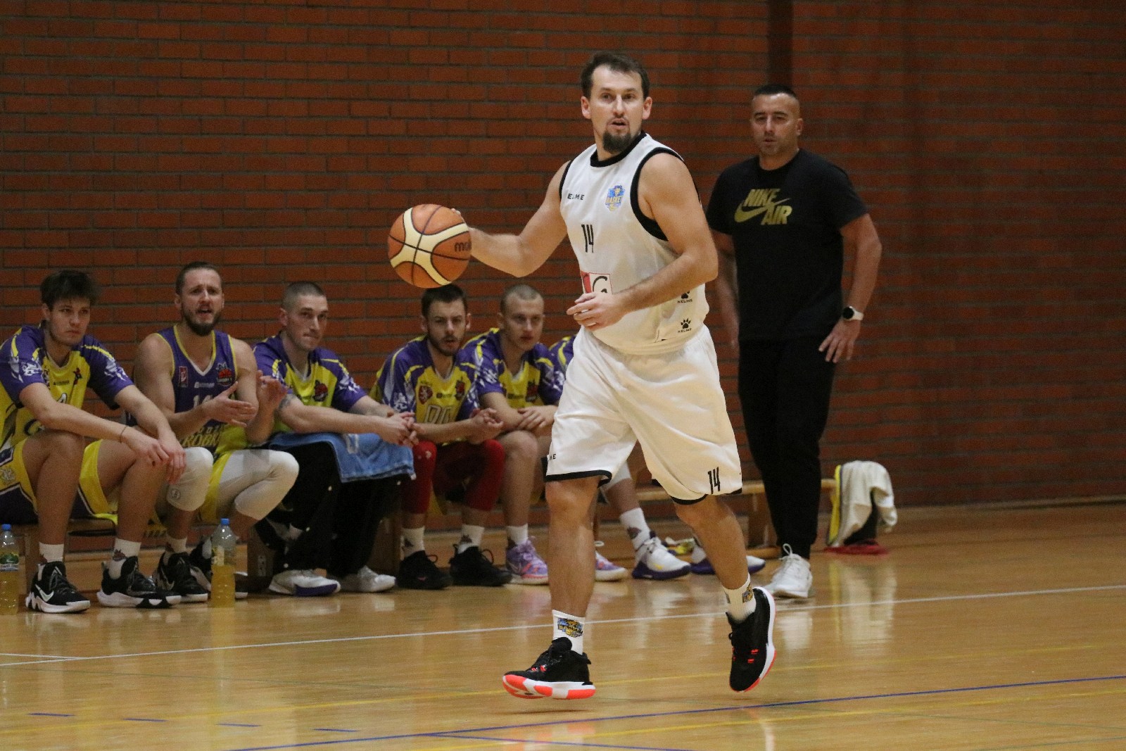 Koszykarze Basketu wygrali we własnej hali z Chrobrym