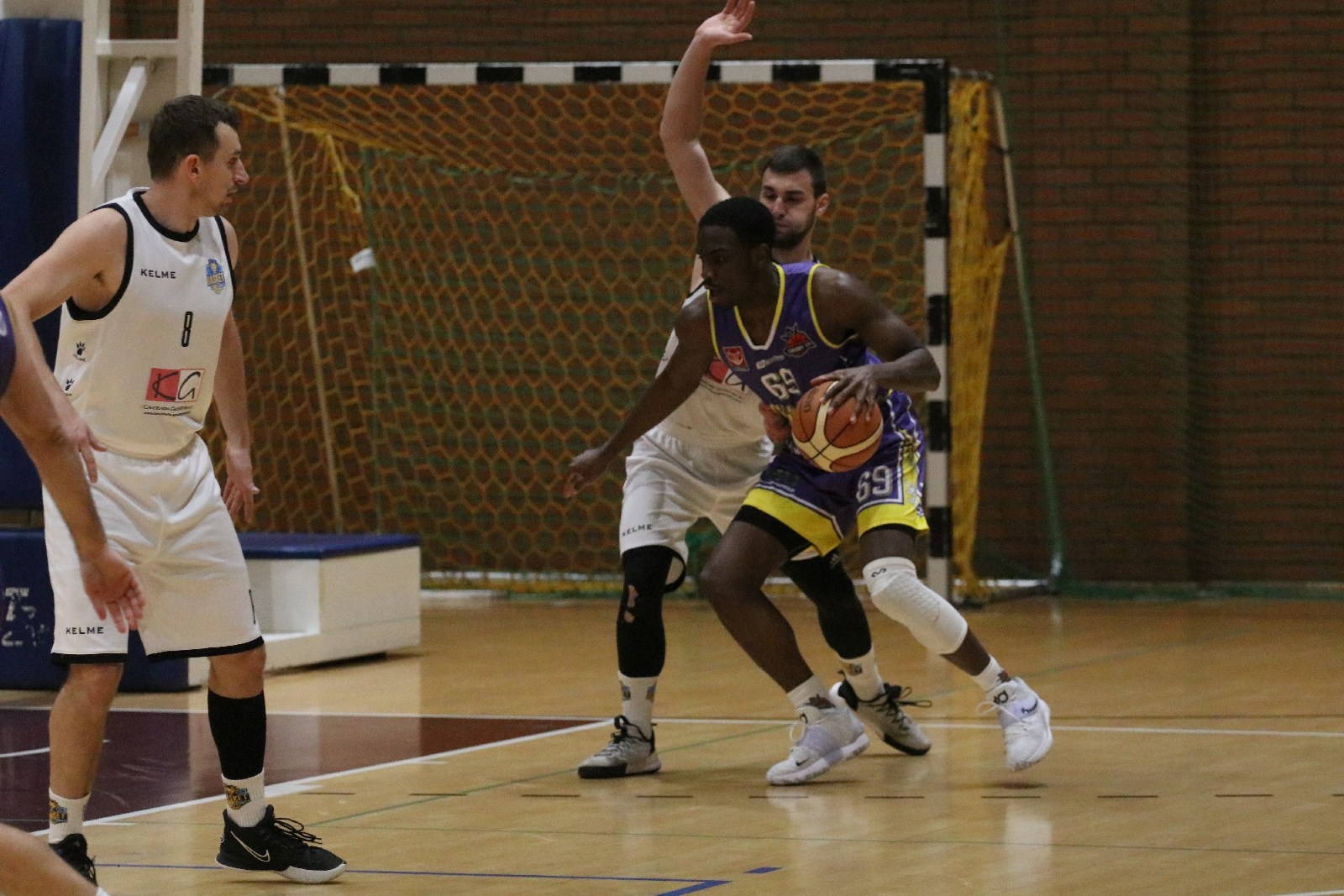 Koszykarze Basketu wygrali we własnej hali z Chrobrym