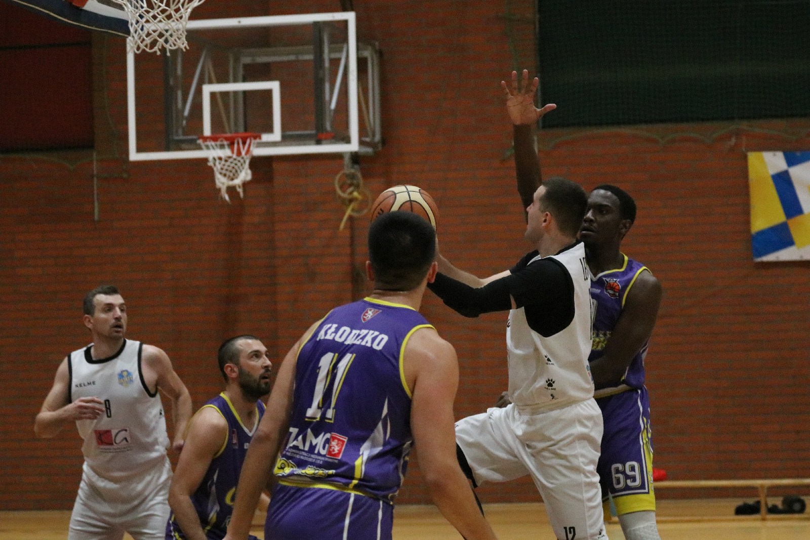 Koszykarze Basketu wygrali we własnej hali z Chrobrym
