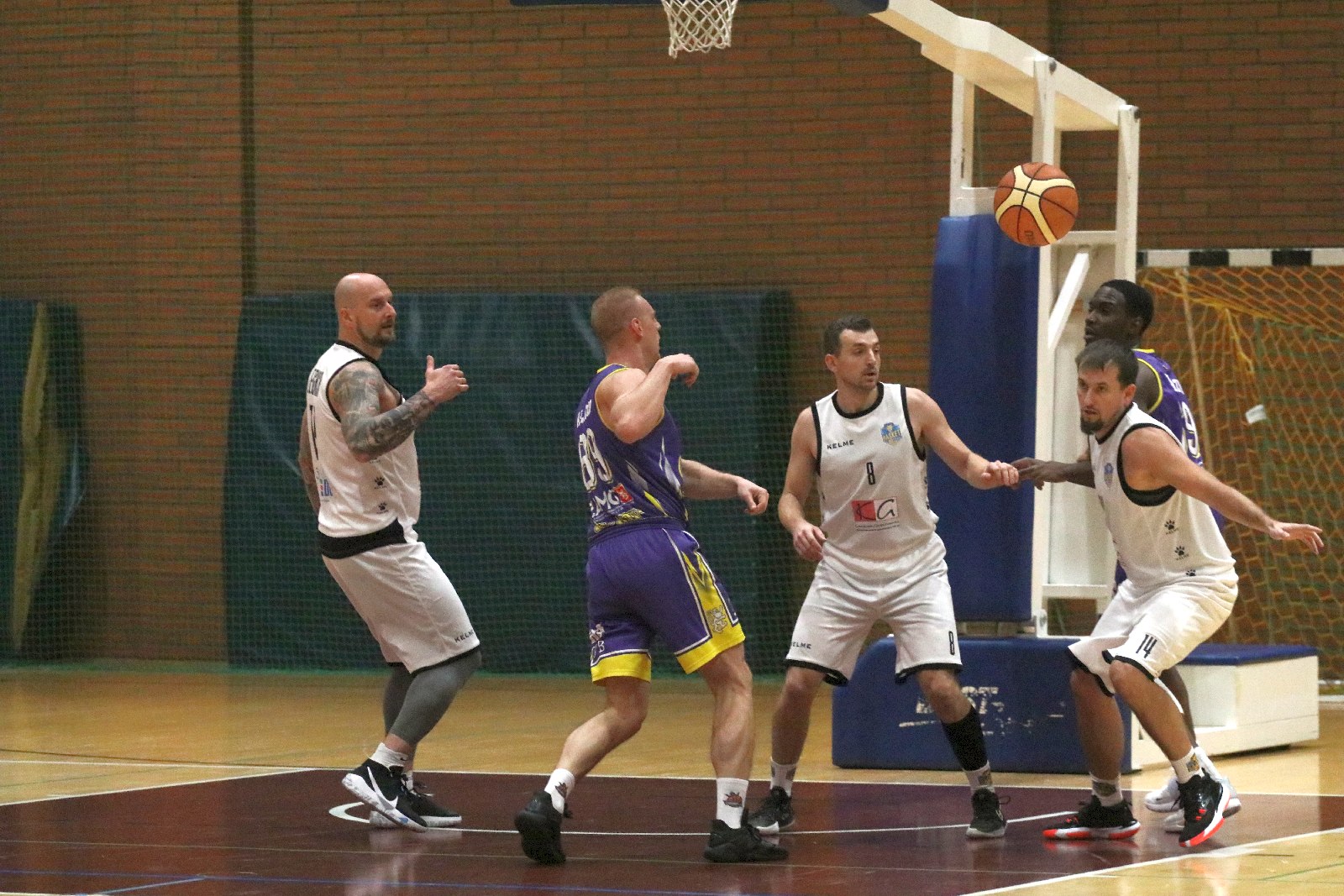 Koszykarze Basketu wygrali we własnej hali z Chrobrym