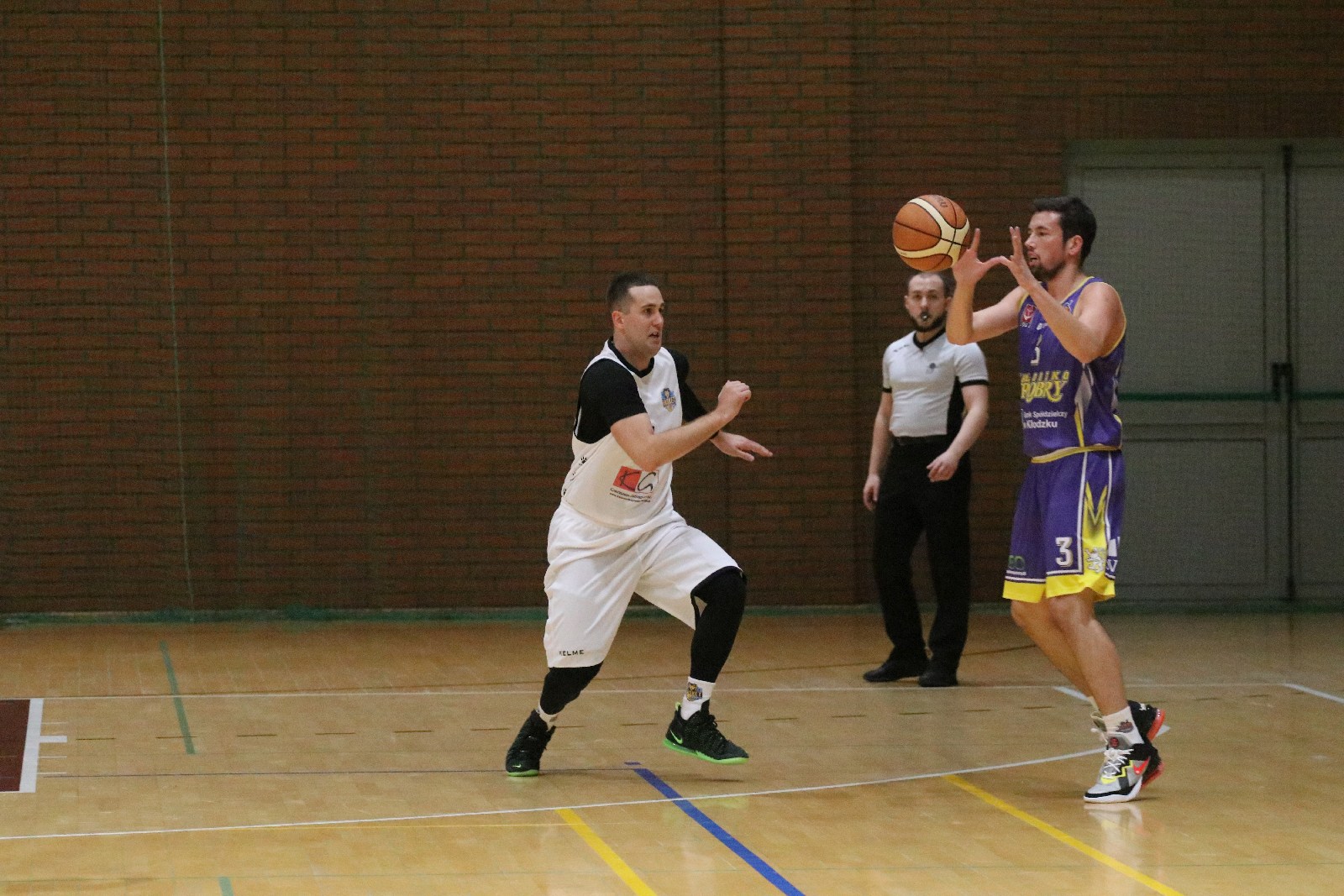 Koszykarze Basketu wygrali we własnej hali z Chrobrym