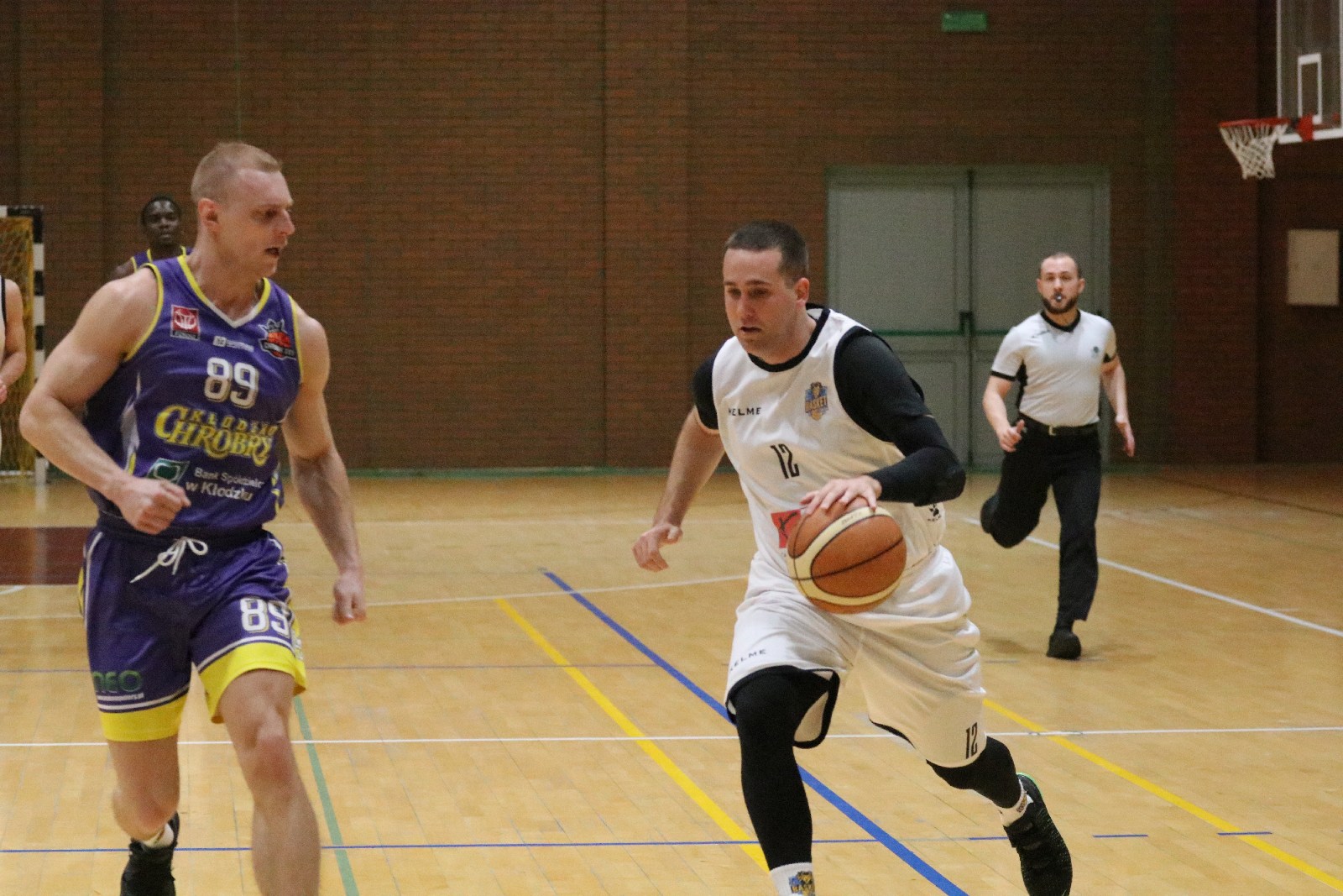 Koszykarze Basketu wygrali we własnej hali z Chrobrym
