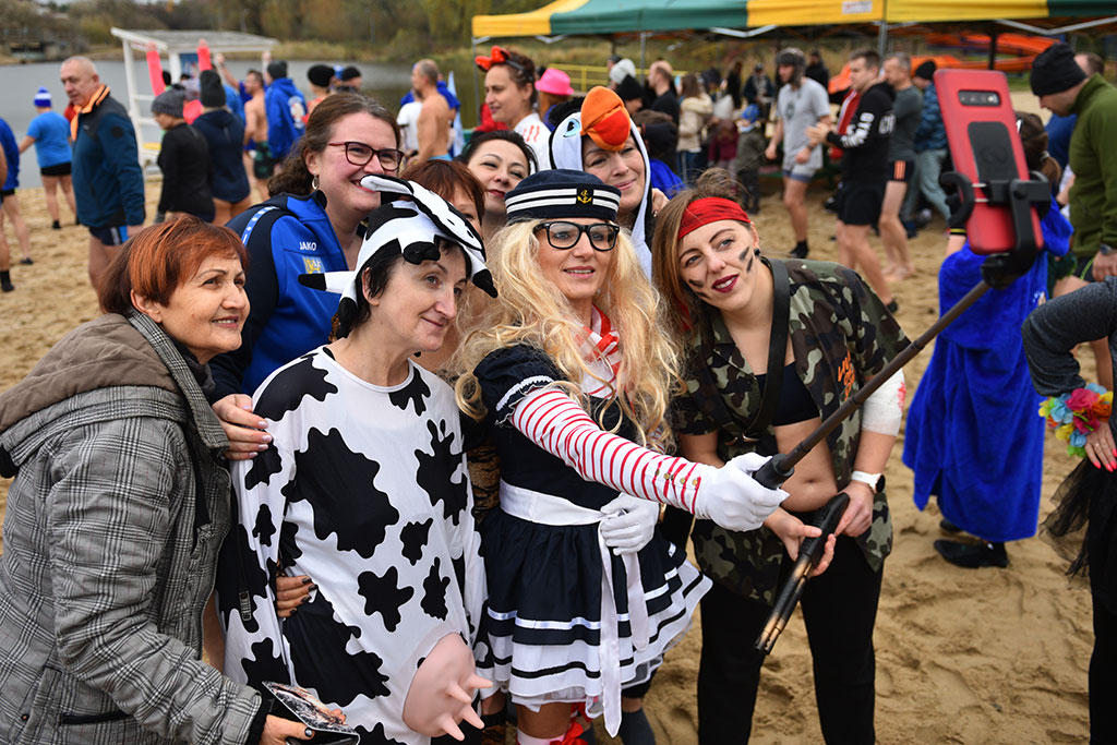 Pierwsze zanurzenie Legnickich Morsów. Sezon kąpieli rozpoczęty