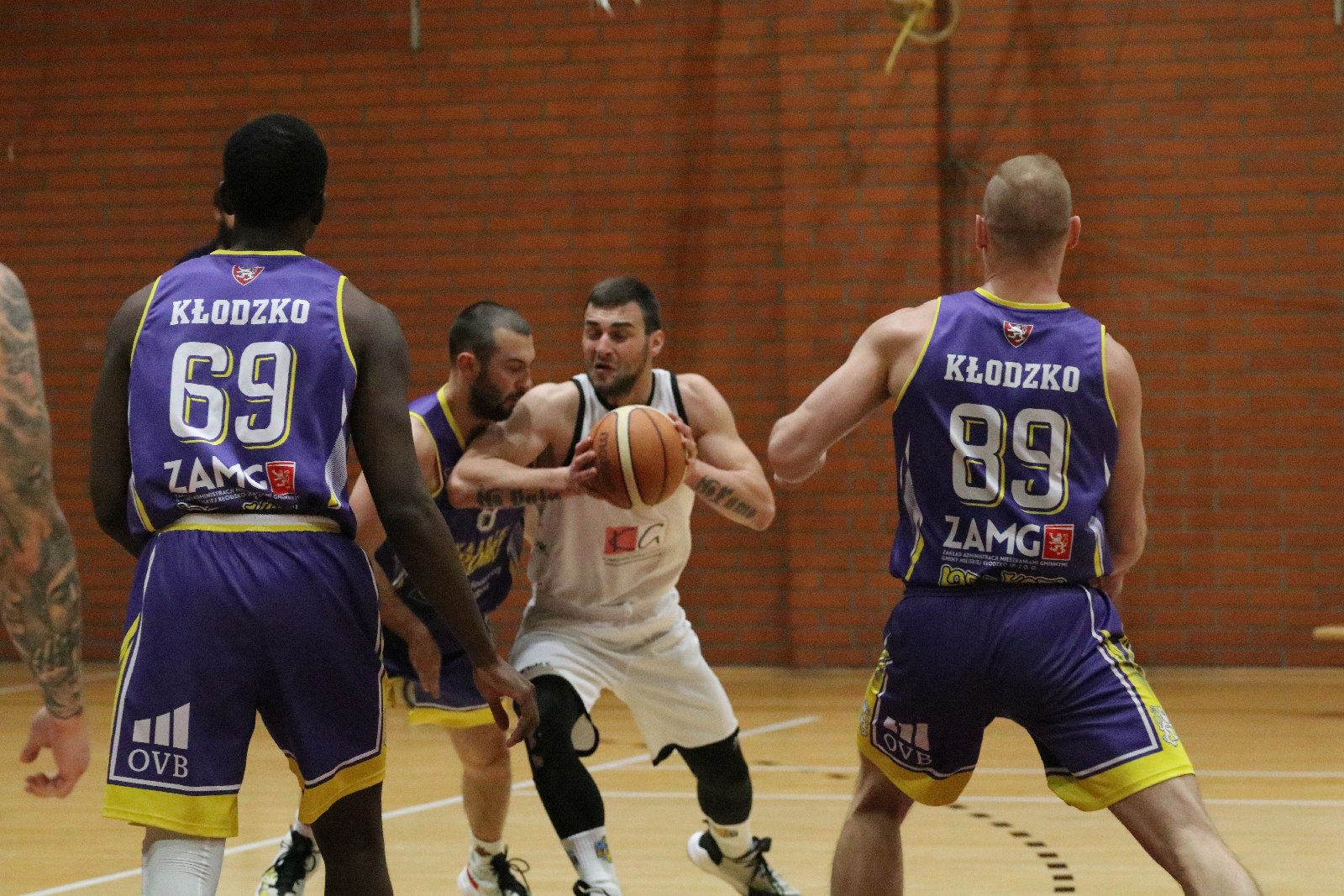 Koszykarze Basketu wygrali we własnej hali z Chrobrym