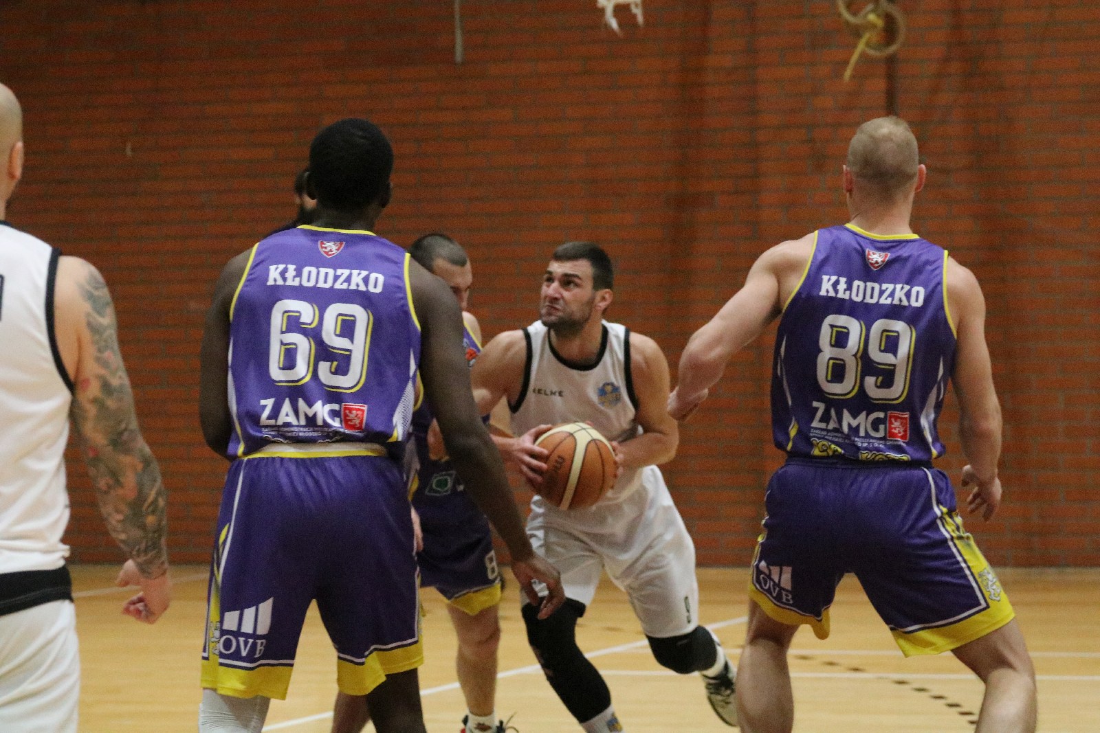 Koszykarze Basketu wygrali we własnej hali z Chrobrym