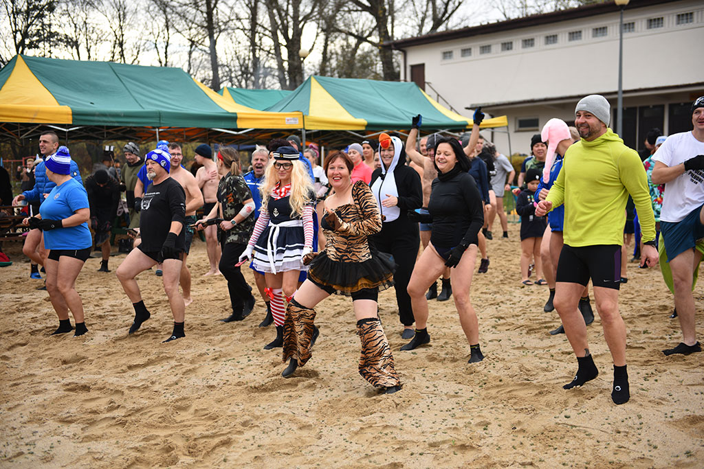 Pierwsze zanurzenie Legnickich Morsów. Sezon kąpieli rozpoczęty