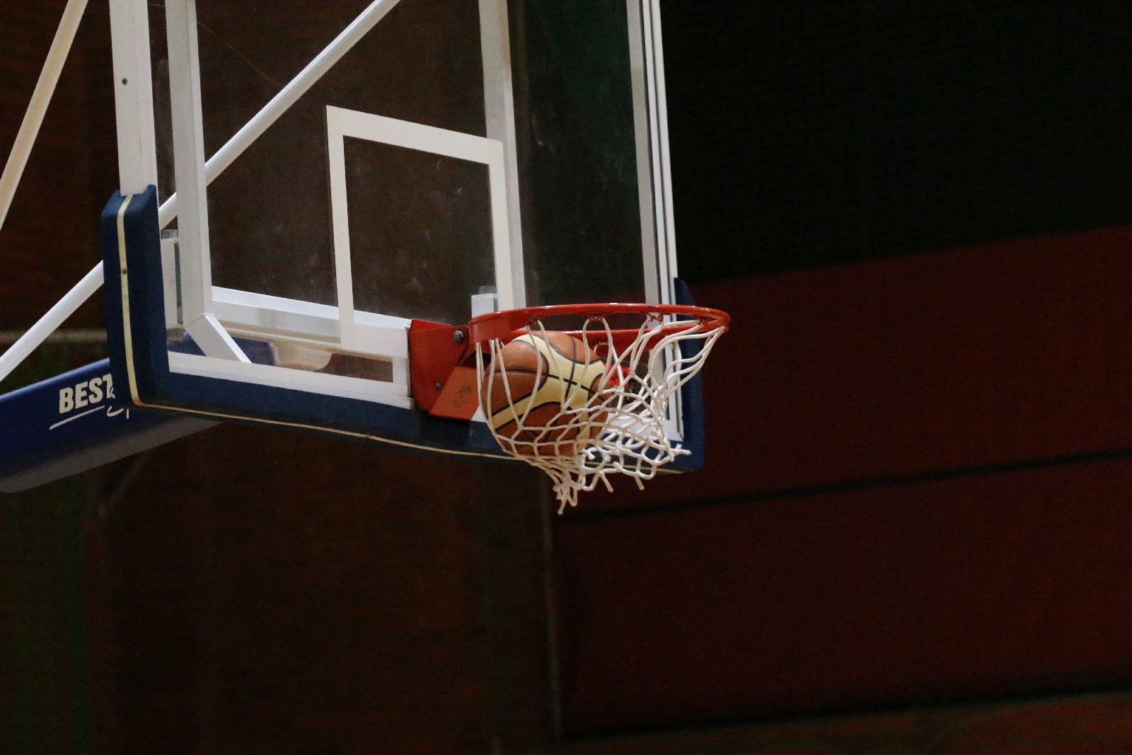 Koszykarze Basketu wygrali we własnej hali z Chrobrym