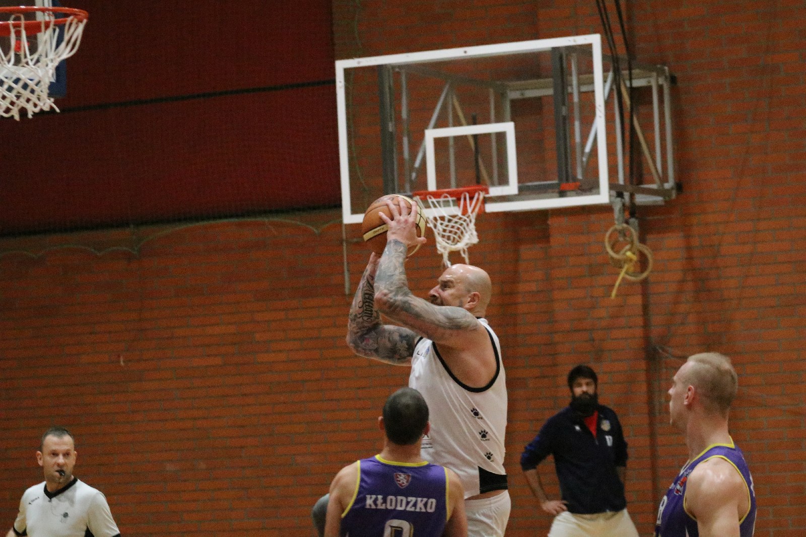 Koszykarze Basketu wygrali we własnej hali z Chrobrym
