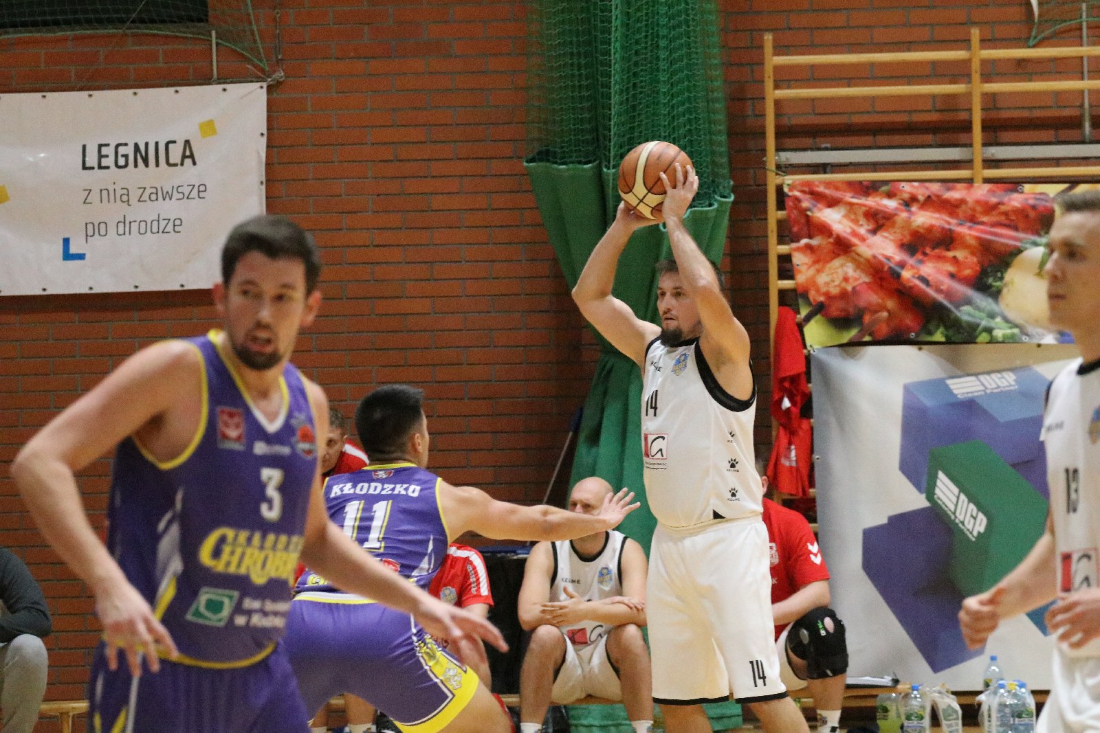 Koszykarze Basketu wygrali we własnej hali z Chrobrym