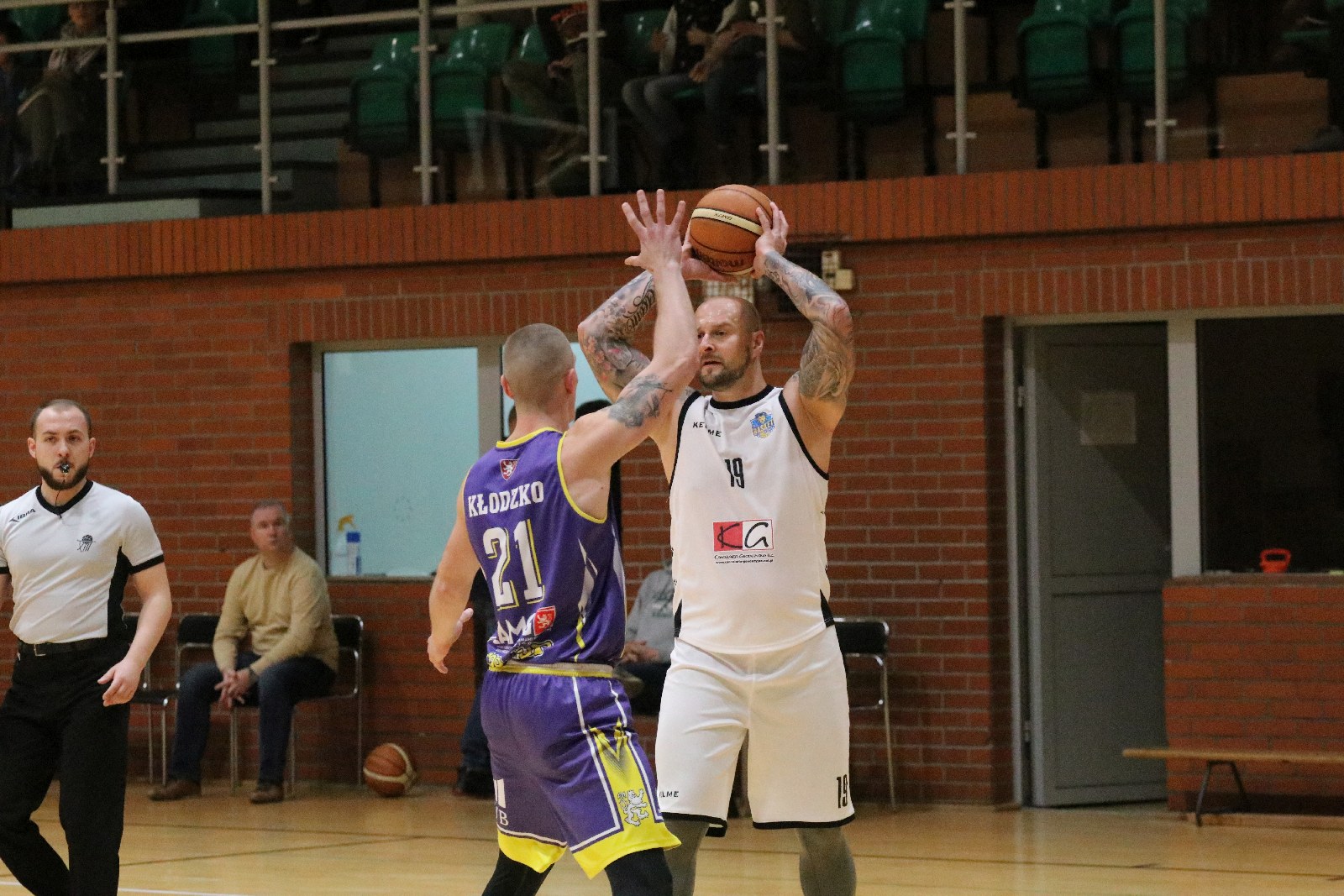 Koszykarze Basketu wygrali we własnej hali z Chrobrym